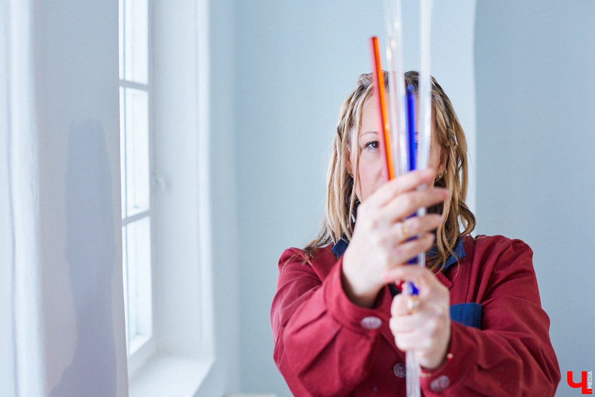 Стекло — материал капризный, чуть что — в дребезги. Но умелые руки мастера творят из него все, что душа пожелает. Хоть Чужого, хоть скелет динозавра. О своей редкой профессии рассказала стеклодув Марина Ушакова.