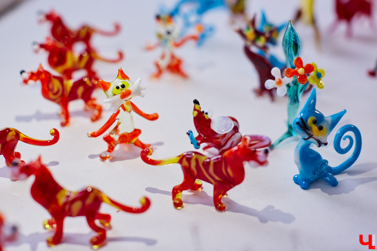 Стекло — материал капризный, чуть что — в дребезги. Но умелые руки мастера творят из него все, что душа пожелает. Хоть Чужого, хоть скелет динозавра. О своей редкой профессии рассказала стеклодув Марина Ушакова.