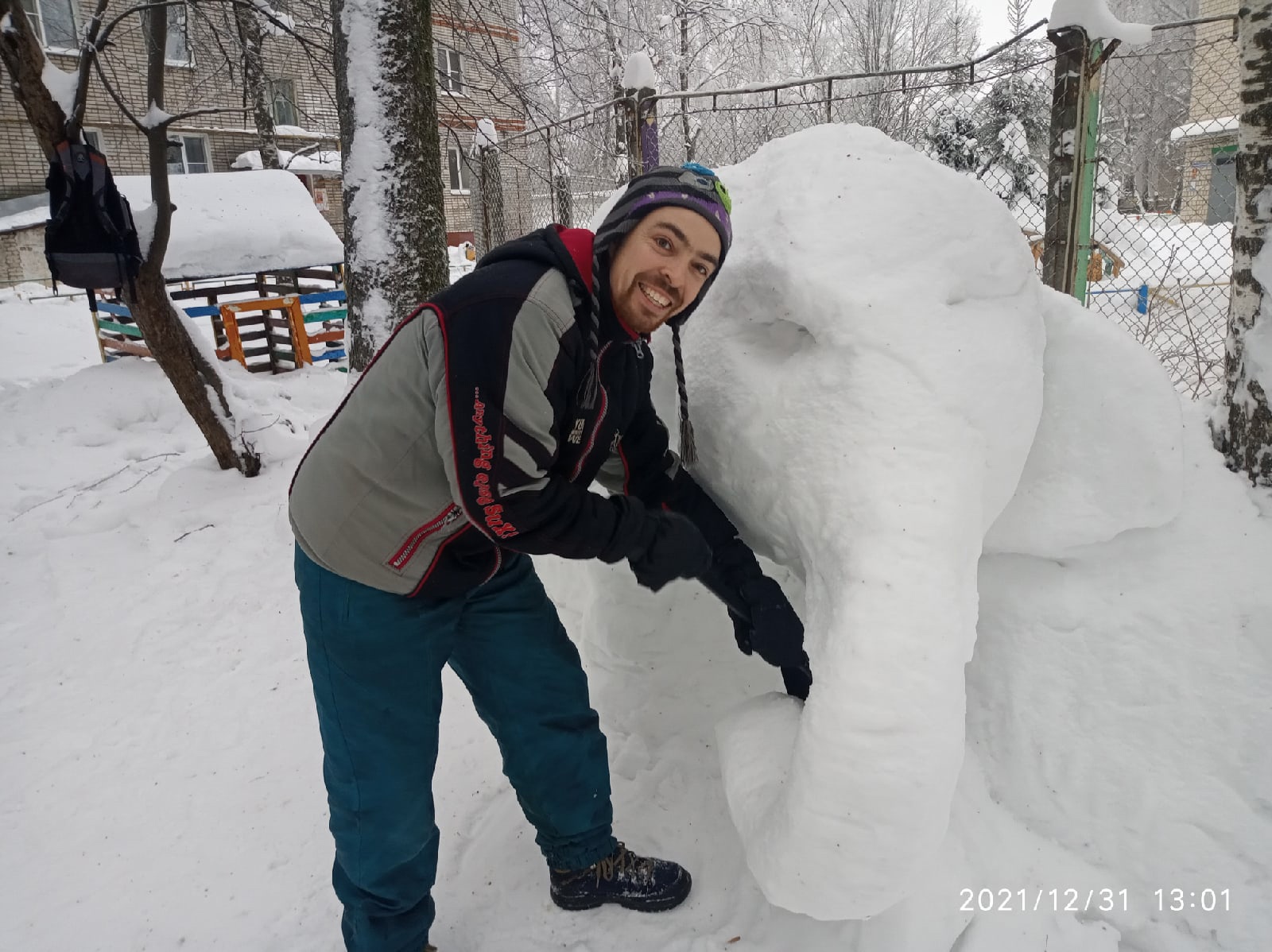 В этом году снега выпало как никогда много. Как его убрать с пользой для дела, знают местные скульпторы-любители. Из сугробов они создают практически произведения искусства.