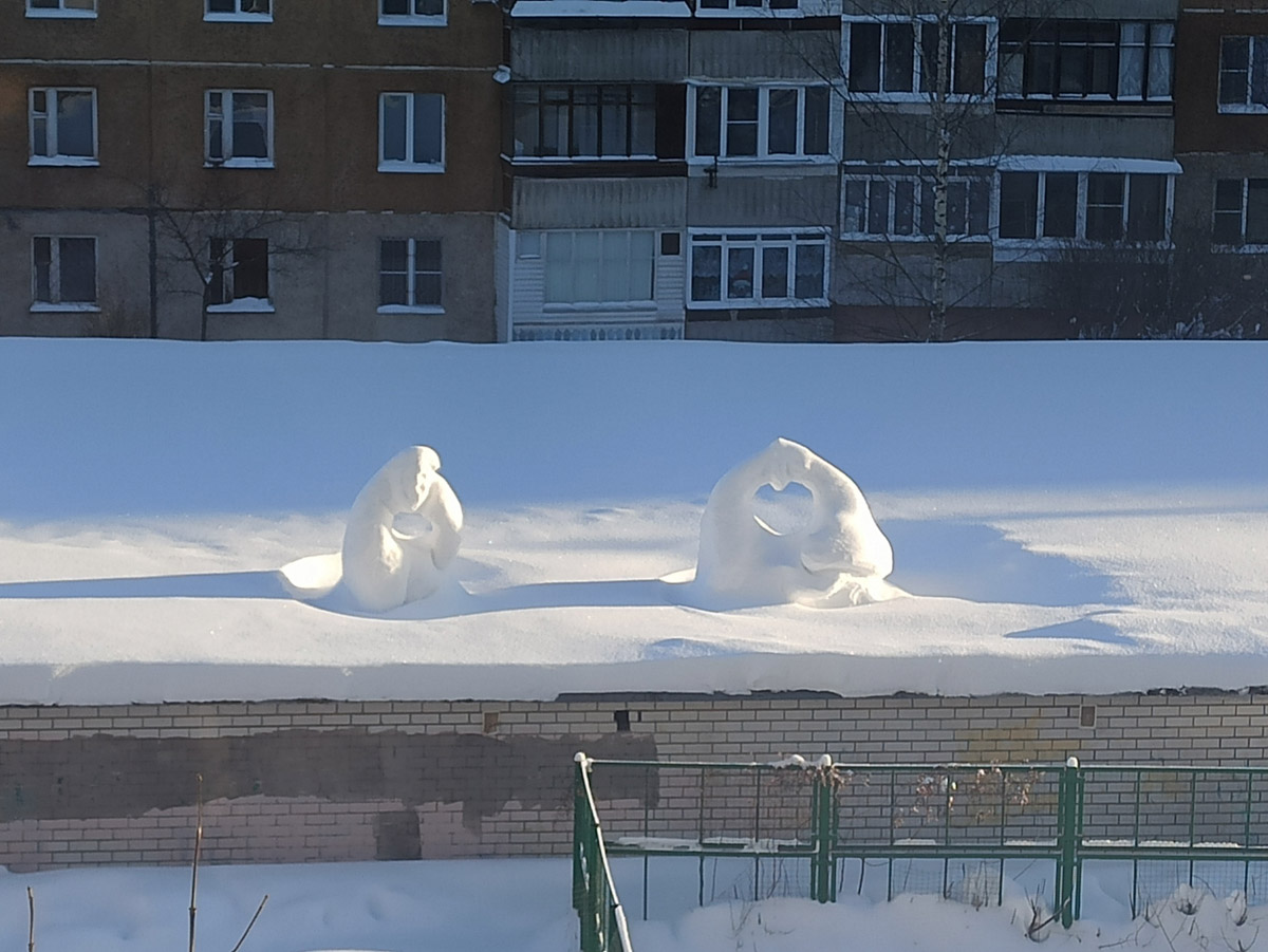 В этом году снега выпало как никогда много. Как его убрать с пользой для дела, знают местные скульпторы-любители. Из сугробов они создают практически произведения искусства.