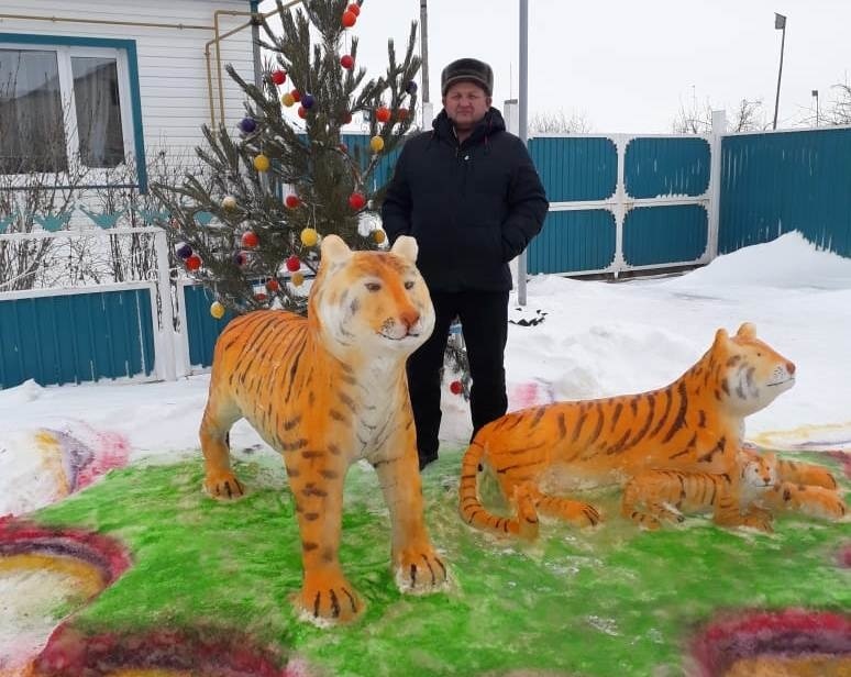 В этом году снега выпало как никогда много. Как его убрать с пользой для дела, знают местные скульпторы-любители. Из сугробов они создают практически произведения искусства.