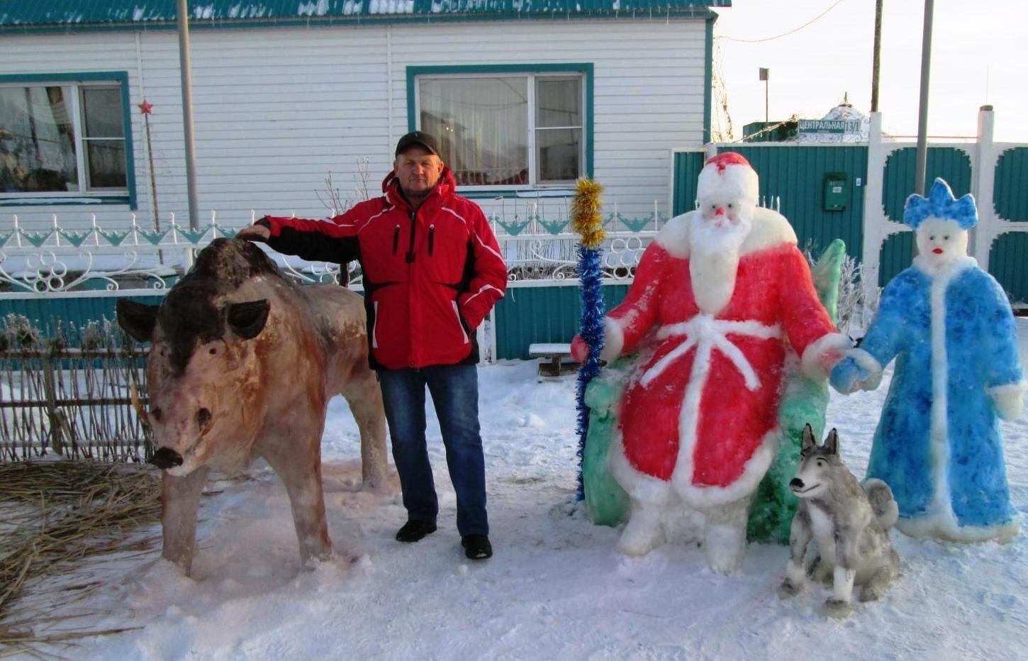 В этом году снега выпало как никогда много. Как его убрать с пользой для дела, знают местные скульпторы-любители. Из сугробов они создают практически произведения искусства.