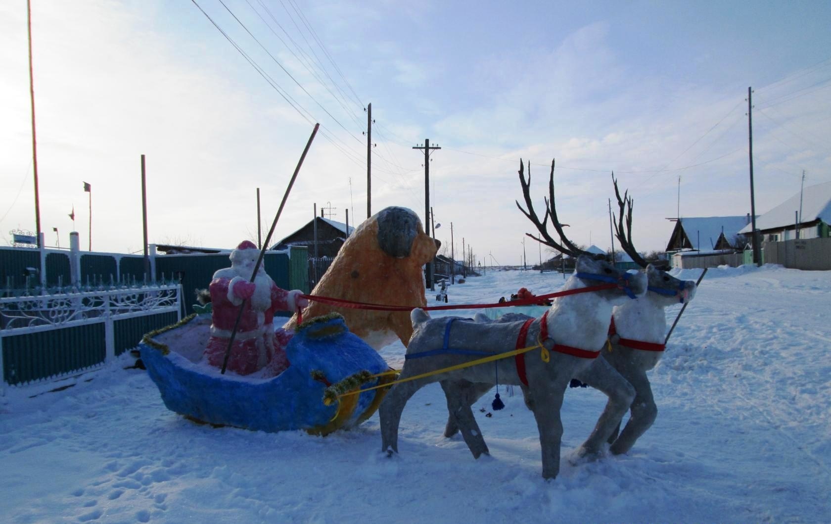 В этом году снега выпало как никогда много. Как его убрать с пользой для дела, знают местные скульпторы-любители. Из сугробов они создают практически произведения искусства.