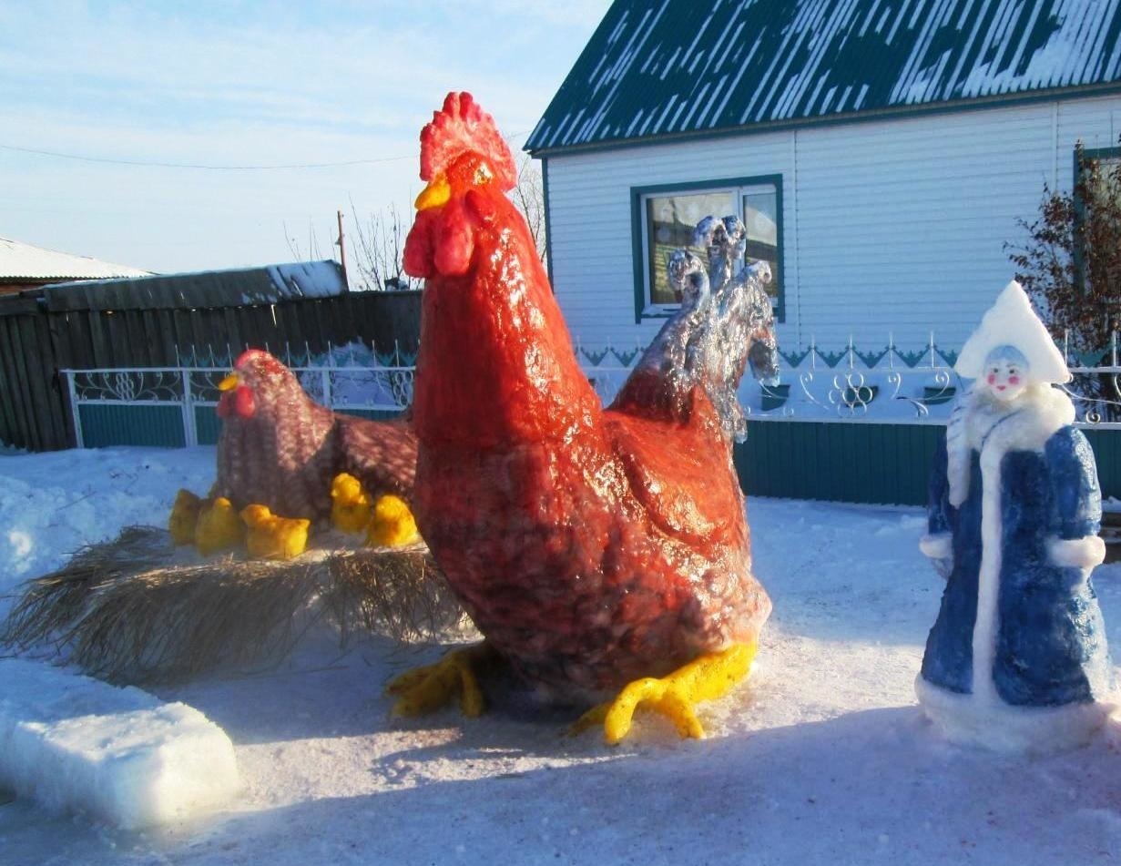 В этом году снега выпало как никогда много. Как его убрать с пользой для дела, знают местные скульпторы-любители. Из сугробов они создают практически произведения искусства.
