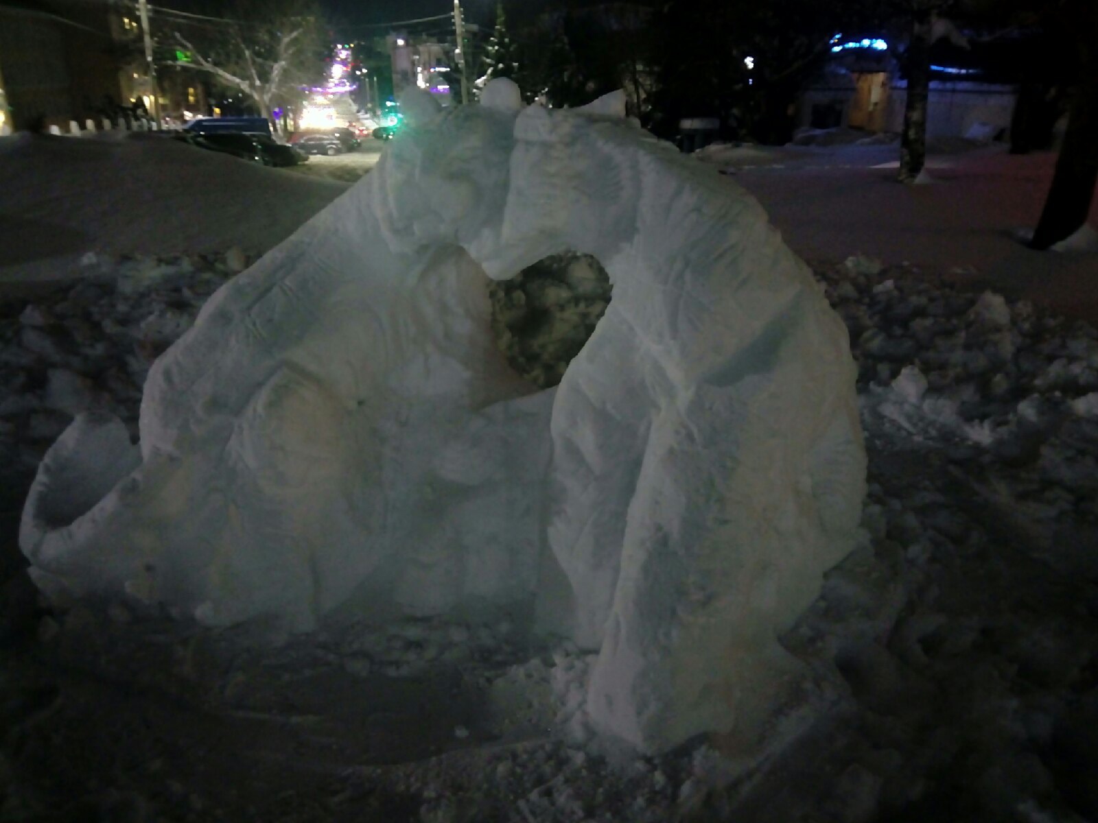 В этом году снега выпало как никогда много. Как его убрать с пользой для дела, знают местные скульпторы-любители. Из сугробов они создают практически произведения искусства.