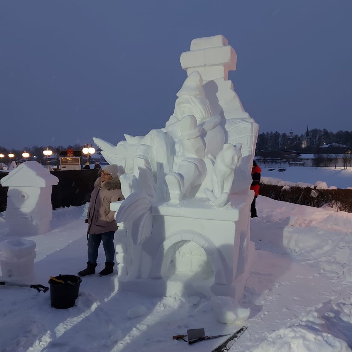 В этом году снега выпало как никогда много. Как его убрать с пользой для дела, знают местные скульпторы-любители. Из сугробов они создают практически произведения искусства.