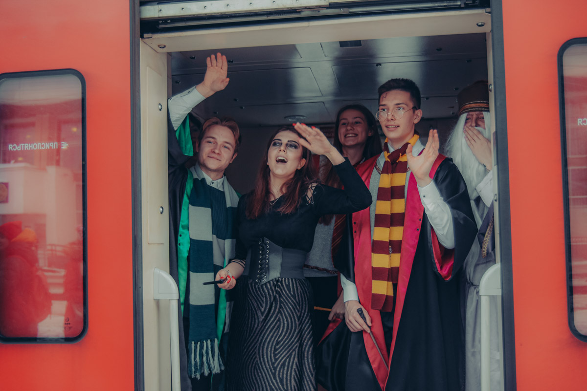 Настоящие фанаты Поттерианы, ликуйте! Сова с письмом из школы чародейства сбилась с маршрута и затерялась меж серых многоэтажек спальных районов. Однажды она доберется до Владимира с зажатым в клюве письмом. Например, в феврале, когда до Коврова можно будет добраться на «Хогвартс-экспрессе». Это не шутка.