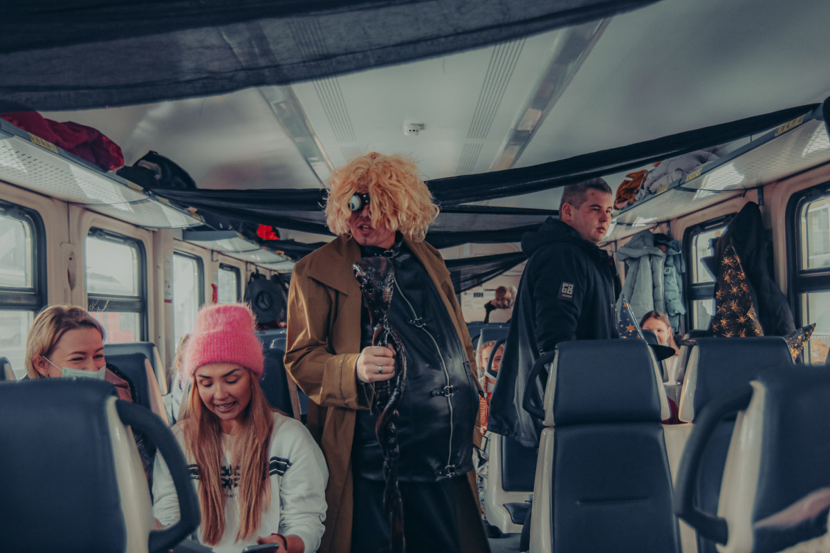 Настоящие фанаты Поттерианы, ликуйте! Сова с письмом из школы чародейства сбилась с маршрута и затерялась меж серых многоэтажек спальных районов. Однажды она доберется до Владимира с зажатым в клюве письмом. Например, в феврале, когда до Коврова можно будет добраться на «Хогвартс-экспрессе». Это не шутка.