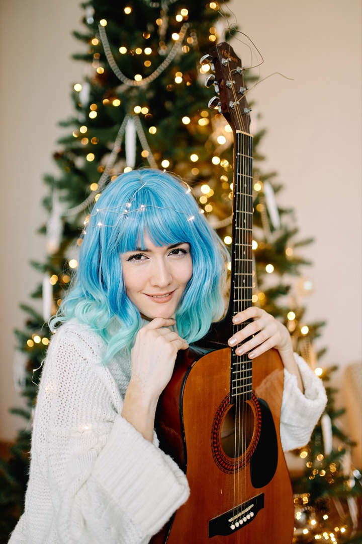 Мы решили порадовать вас очередным теплым, как сейчас говорят, «ламповым» клипом. В главной роли очаровательная Екатерина Лебедь. Она и поет, и играет главную роль. К слову, текст песни и музыка – тоже ее авторства.