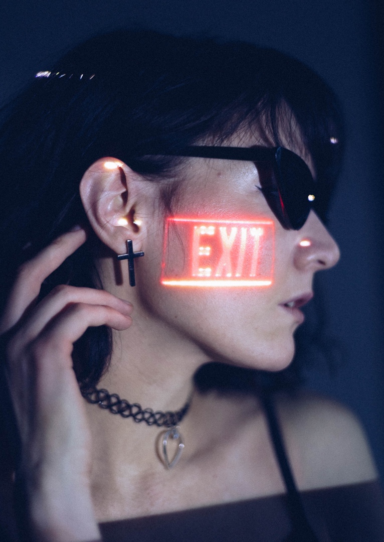 Мы решили порадовать вас очередным теплым, как сейчас говорят, «ламповым» клипом. В главной роли очаровательная Екатерина Лебедь. Она и поет, и играет главную роль. К слову, текст песни и музыка – тоже ее авторства.