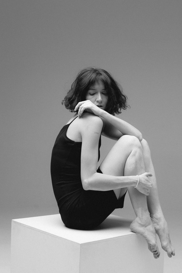 Мы решили порадовать вас очередным теплым, как сейчас говорят, «ламповым» клипом. В главной роли очаровательная Екатерина Лебедь. Она и поет, и играет главную роль. К слову, текст песни и музыка – тоже ее авторства.