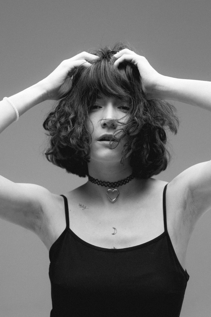 Мы решили порадовать вас очередным теплым, как сейчас говорят, «ламповым» клипом. В главной роли очаровательная Екатерина Лебедь. Она и поет, и играет главную роль. К слову, текст песни и музыка – тоже ее авторства.