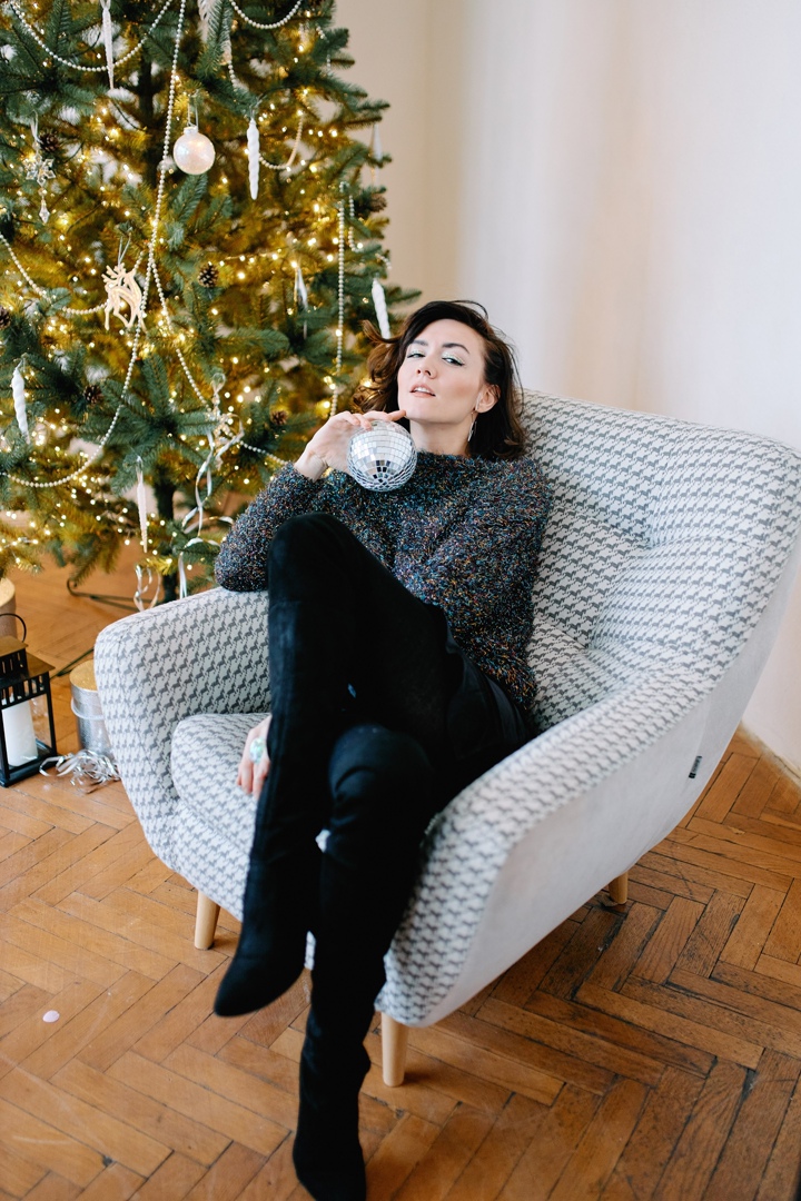 Мы решили порадовать вас очередным теплым, как сейчас говорят, «ламповым» клипом. В главной роли очаровательная Екатерина Лебедь. Она и поет, и играет главную роль. К слову, текст песни и музыка – тоже ее авторства.