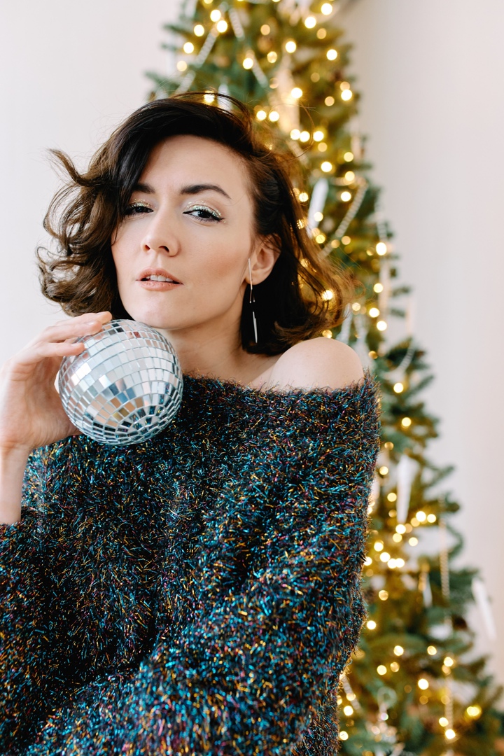 Мы решили порадовать вас очередным теплым, как сейчас говорят, «ламповым» клипом. В главной роли очаровательная Екатерина Лебедь. Она и поет, и играет главную роль. К слову, текст песни и музыка – тоже ее авторства.