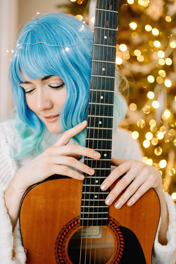 Мы решили порадовать вас очередным теплым, как сейчас говорят, «ламповым» клипом. В главной роли очаровательная Екатерина Лебедь. Она и поет, и играет главную роль. К слову, текст песни и музыка – тоже ее авторства.