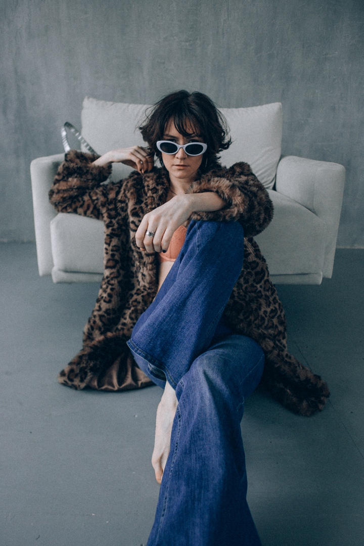 Мы решили порадовать вас очередным теплым, как сейчас говорят, «ламповым» клипом. В главной роли очаровательная Екатерина Лебедь. Она и поет, и играет главную роль. К слову, текст песни и музыка – тоже ее авторства.