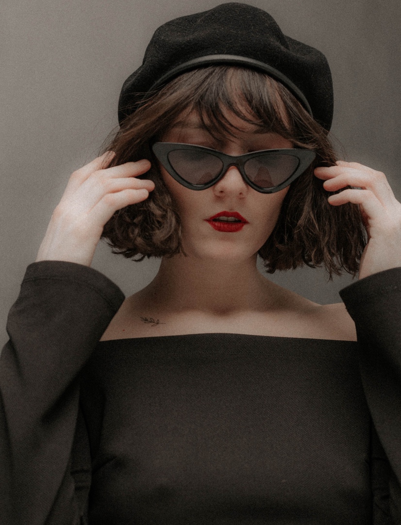 Мы решили порадовать вас очередным теплым, как сейчас говорят, «ламповым» клипом. В главной роли очаровательная Екатерина Лебедь. Она и поет, и играет главную роль. К слову, текст песни и музыка – тоже ее авторства.