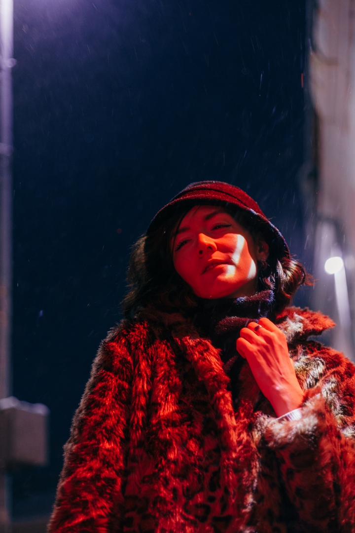 Мы решили порадовать вас очередным теплым, как сейчас говорят, «ламповым» клипом. В главной роли очаровательная Екатерина Лебедь. Она и поет, и играет главную роль. К слову, текст песни и музыка – тоже ее авторства.