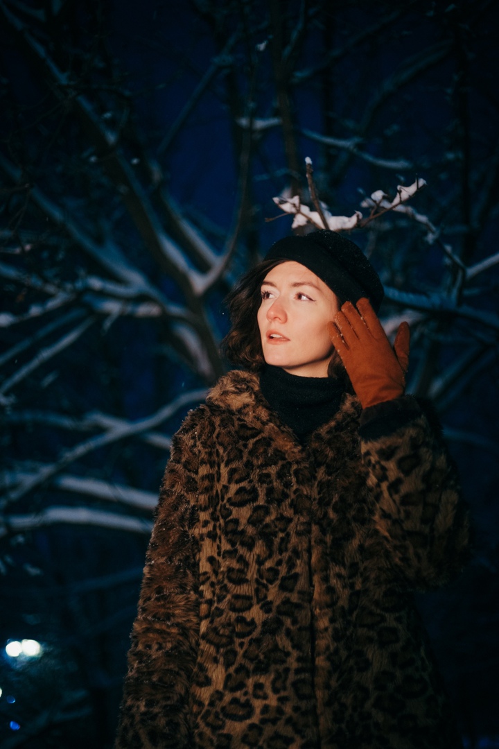 Мы решили порадовать вас очередным теплым, как сейчас говорят, «ламповым» клипом. В главной роли очаровательная Екатерина Лебедь. Она и поет, и играет главную роль. К слову, текст песни и музыка – тоже ее авторства.