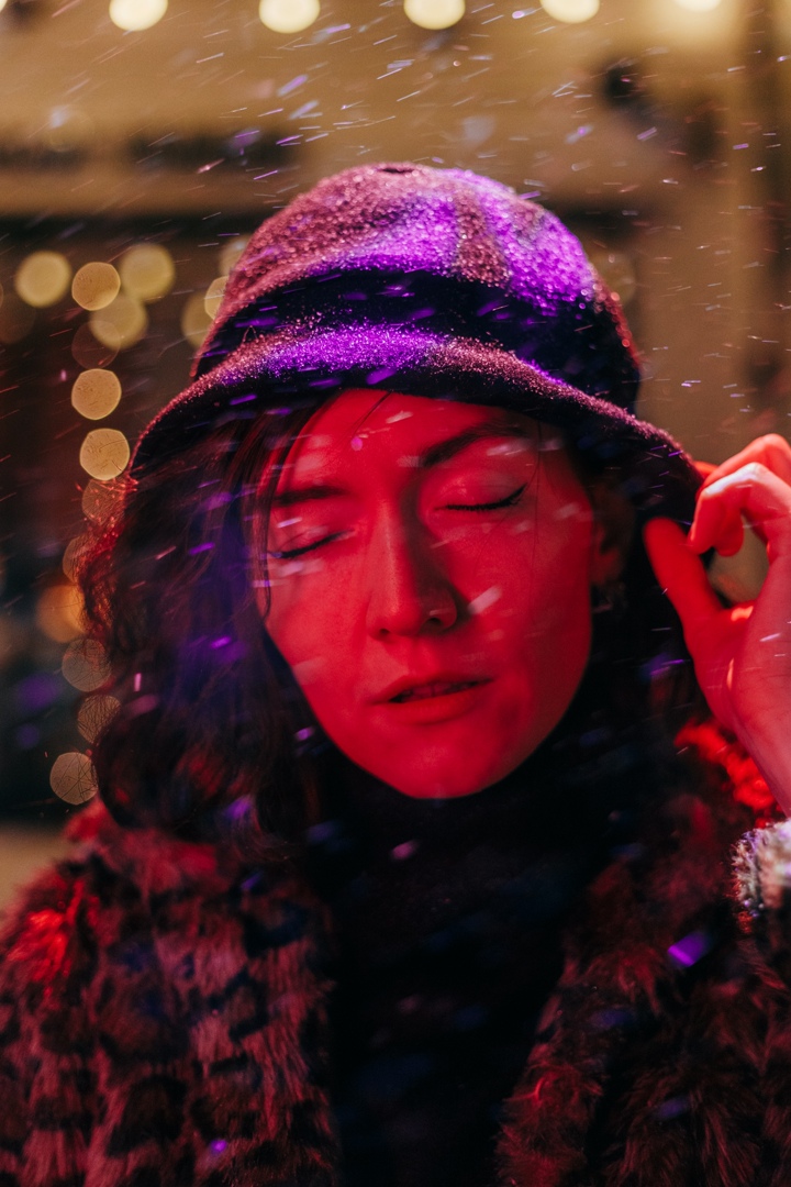 Мы решили порадовать вас очередным теплым, как сейчас говорят, «ламповым» клипом. В главной роли очаровательная Екатерина Лебедь. Она и поет, и играет главную роль. К слову, текст песни и музыка – тоже ее авторства.