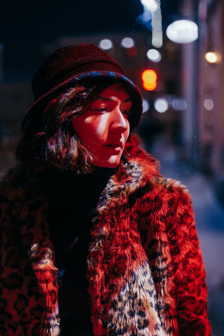 Мы решили порадовать вас очередным теплым, как сейчас говорят, «ламповым» клипом. В главной роли очаровательная Екатерина Лебедь. Она и поет, и играет главную роль. К слову, текст песни и музыка – тоже ее авторства.