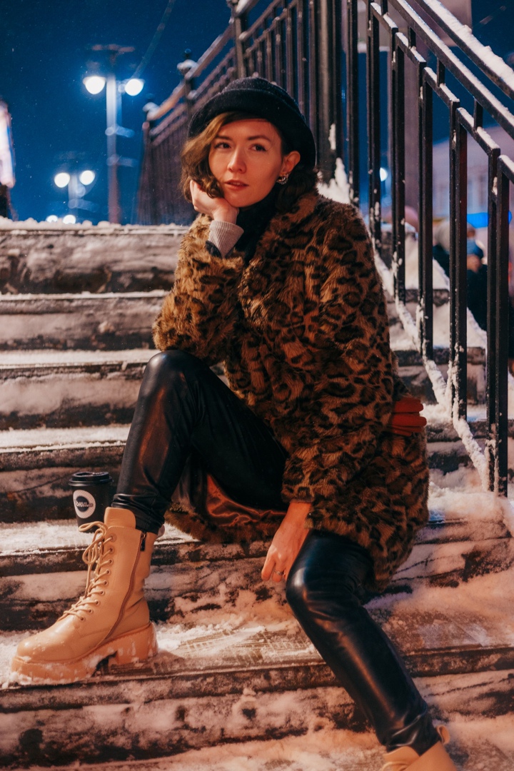 Мы решили порадовать вас очередным теплым, как сейчас говорят, «ламповым» клипом. В главной роли очаровательная Екатерина Лебедь. Она и поет, и играет главную роль. К слову, текст песни и музыка – тоже ее авторства.