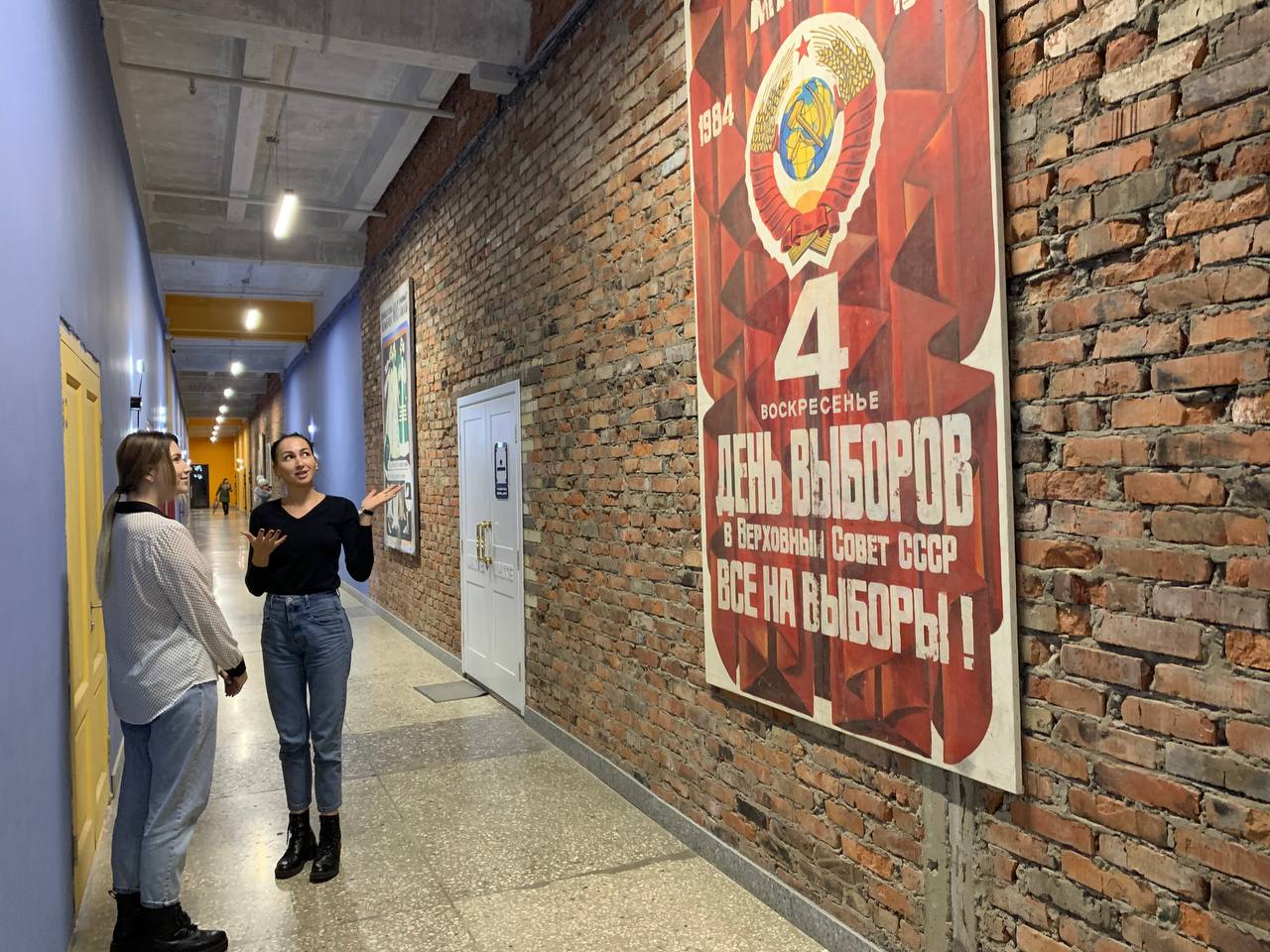 Два года назад «Ключ-Медиа» уже писал о возможности открытия музея ретро-вывесок в лофт-пространстве «Фабрика». Задумку предложила руководитель рекламно-производственной фирмы Антонина Пушкарева. Мы решили поинтересоваться у нее: как обстоят дела?