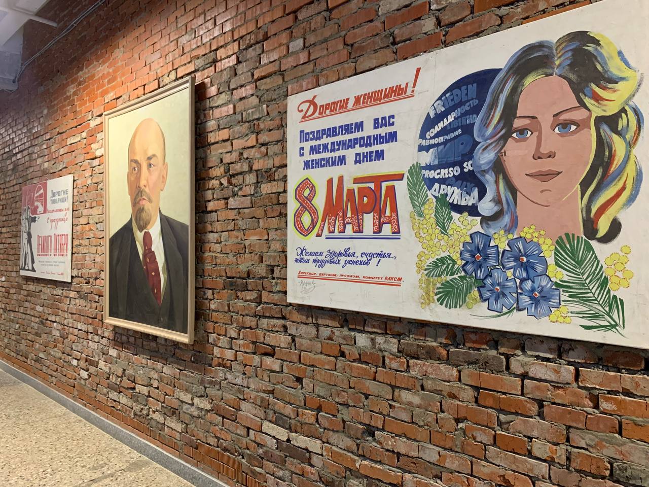 Два года назад «Ключ-Медиа» уже писал о возможности открытия музея ретро-вывесок в лофт-пространстве «Фабрика». Задумку предложила руководитель рекламно-производственной фирмы Антонина Пушкарева. Мы решили поинтересоваться у нее: как обстоят дела?