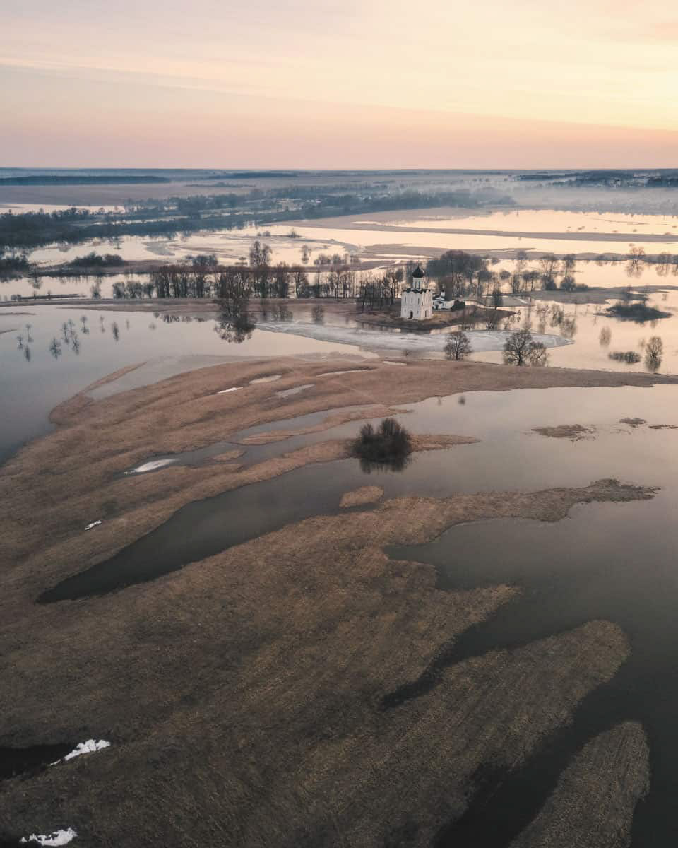 Андрей Белавин уже два года живет во Владимирской области. В январе стало известно, что одна из его работ стала лучшей на конкурсе «Самобытная Россия». Фотограф дал эксклюзивное интервью «Ключ-Медиа» и рассказал о своем путешествии на Чукотку, сотрудничестве с National Geographic, ТАСС, «Моя планета» и, конечно, о любви к Суздалю. Готовы увидеть невыносимо красивые фотографии? Смотрите и читайте!