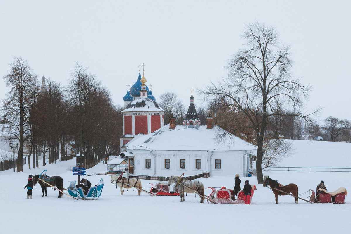 Андрей Белавин уже два года живет во Владимирской области. В январе стало известно, что одна из его работ стала лучшей на конкурсе «Самобытная Россия». Фотограф дал эксклюзивное интервью «Ключ-Медиа» и рассказал о своем путешествии на Чукотку, сотрудничестве с National Geographic, ТАСС, «Моя планета» и, конечно, о любви к Суздалю. Готовы увидеть невыносимо красивые фотографии? Смотрите и читайте!