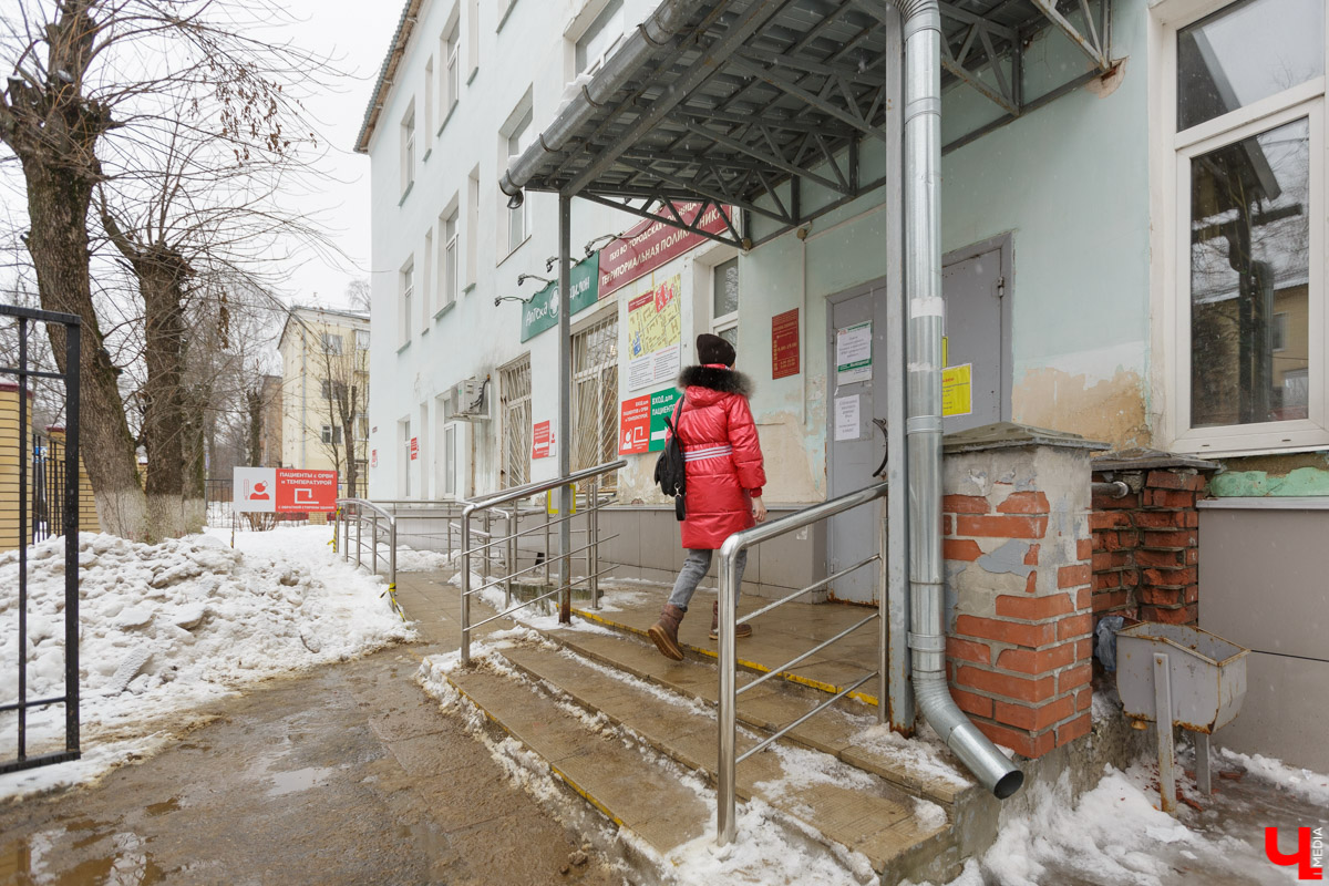 В образовательных учреждениях области растет число заболевших коронавирусом среди детей и подростков. Школьники и студенты Владимирской области переводятся на дистанционное обучение. Но только частично. Связано это с ростом числа заболевших коронавирусом среди детей и подростков. Только в областном центре на онлайн-образование уже перешли 148 классов и сразу две школы — № 6 и 36.