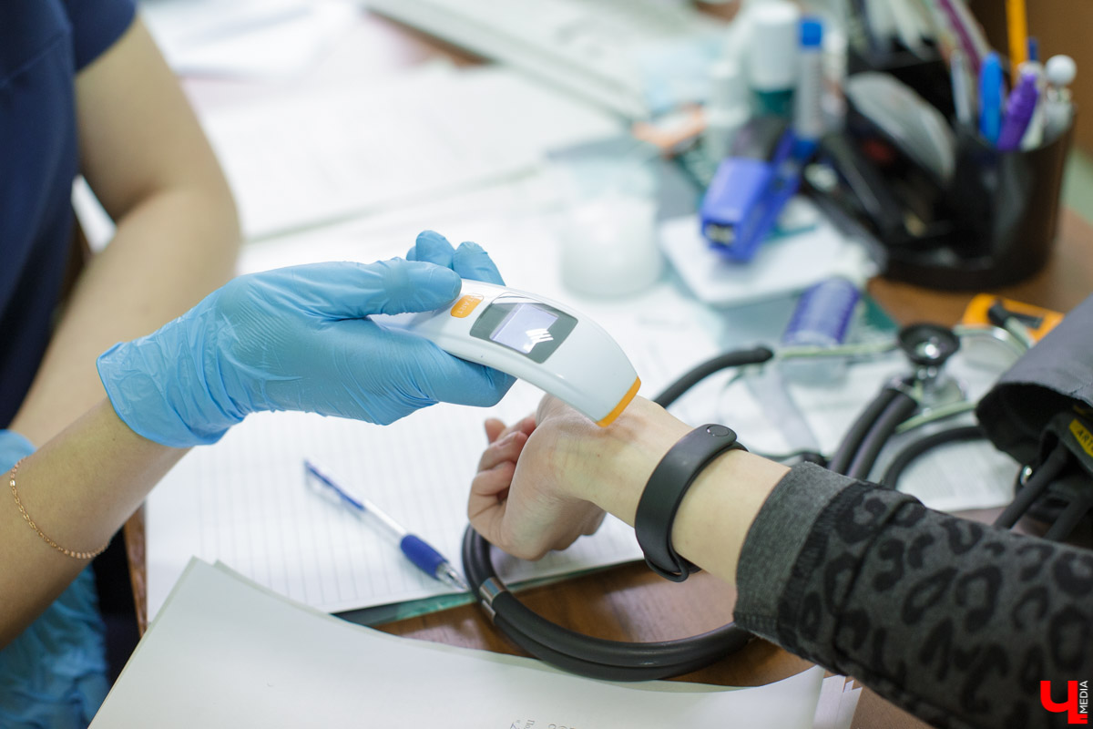 В образовательных учреждениях области растет число заболевших коронавирусом среди детей и подростков. Школьники и студенты Владимирской области переводятся на дистанционное обучение. Но только частично. Связано это с ростом числа заболевших коронавирусом среди детей и подростков. Только в областном центре на онлайн-образование уже перешли 148 классов и сразу две школы — № 6 и 36.