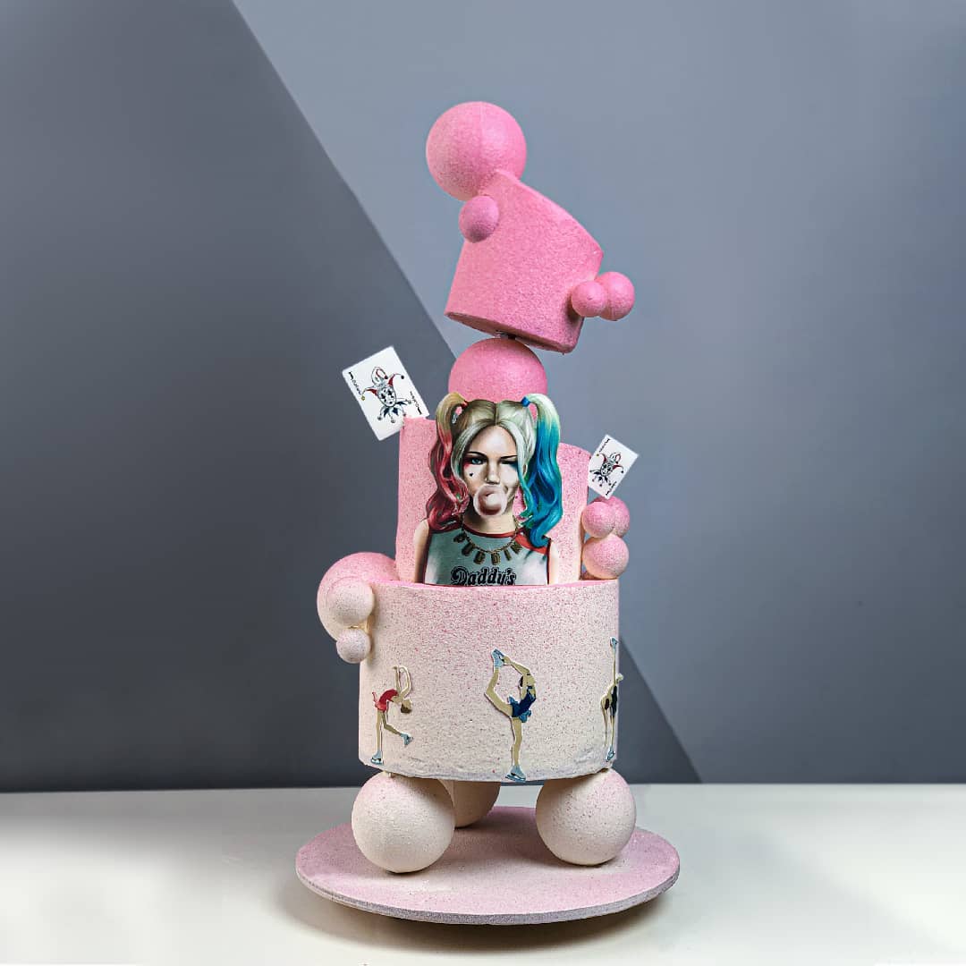 Познакомимся с жительницами региона, на кухне у которых определение «сладкой жизни» расцветает съедобными красками, обтекает топленым шоколадом и посыпается разноцветным конфетти. Внимание, умелые кондитеры презентуют свои необычные торты!