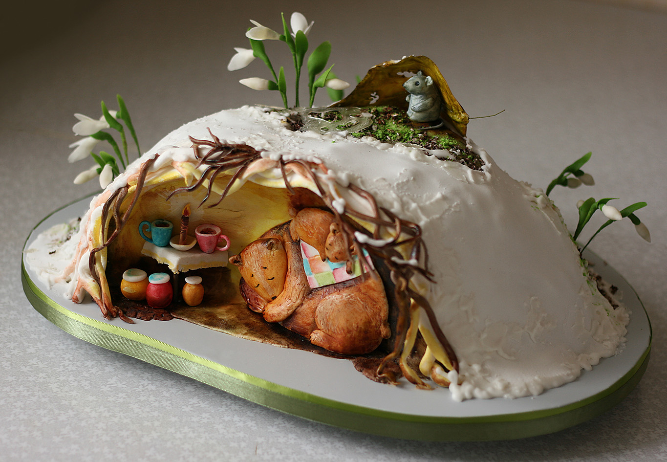 Познакомимся с жительницами региона, на кухне у которых определение «сладкой жизни» расцветает съедобными красками, обтекает топленым шоколадом и посыпается разноцветным конфетти. Внимание, умелые кондитеры презентуют свои необычные торты!