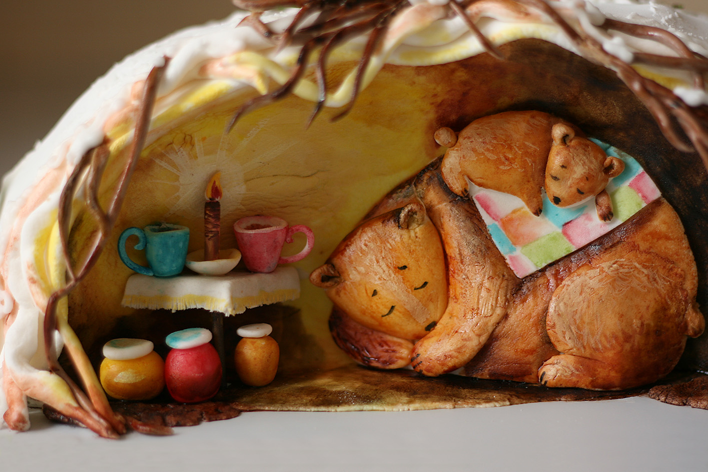 Познакомимся с жительницами региона, на кухне у которых определение «сладкой жизни» расцветает съедобными красками, обтекает топленым шоколадом и посыпается разноцветным конфетти. Внимание, умелые кондитеры презентуют свои необычные торты!