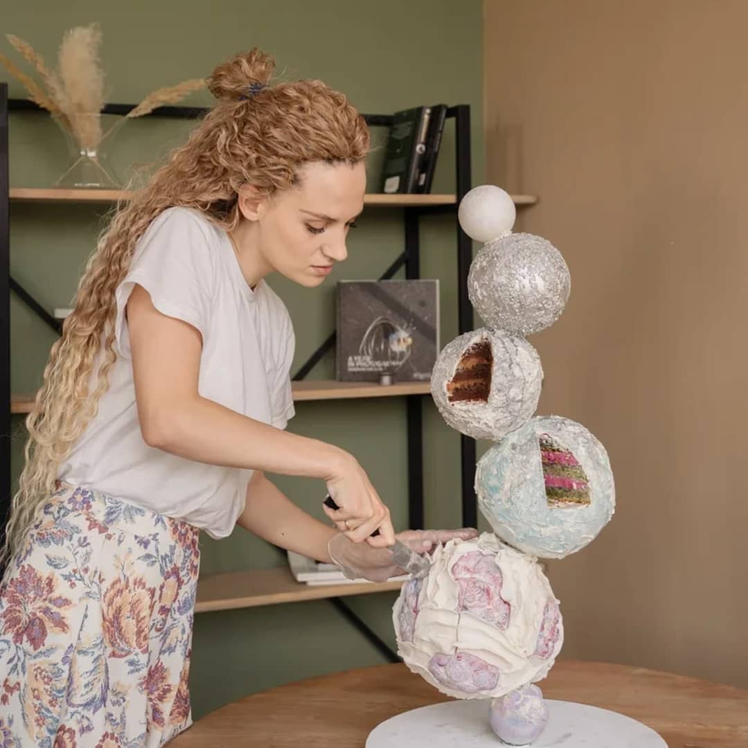 Познакомимся с жительницами региона, на кухне у которых определение «сладкой жизни» расцветает съедобными красками, обтекает топленым шоколадом и посыпается разноцветным конфетти. Внимание, умелые кондитеры презентуют свои необычные торты!