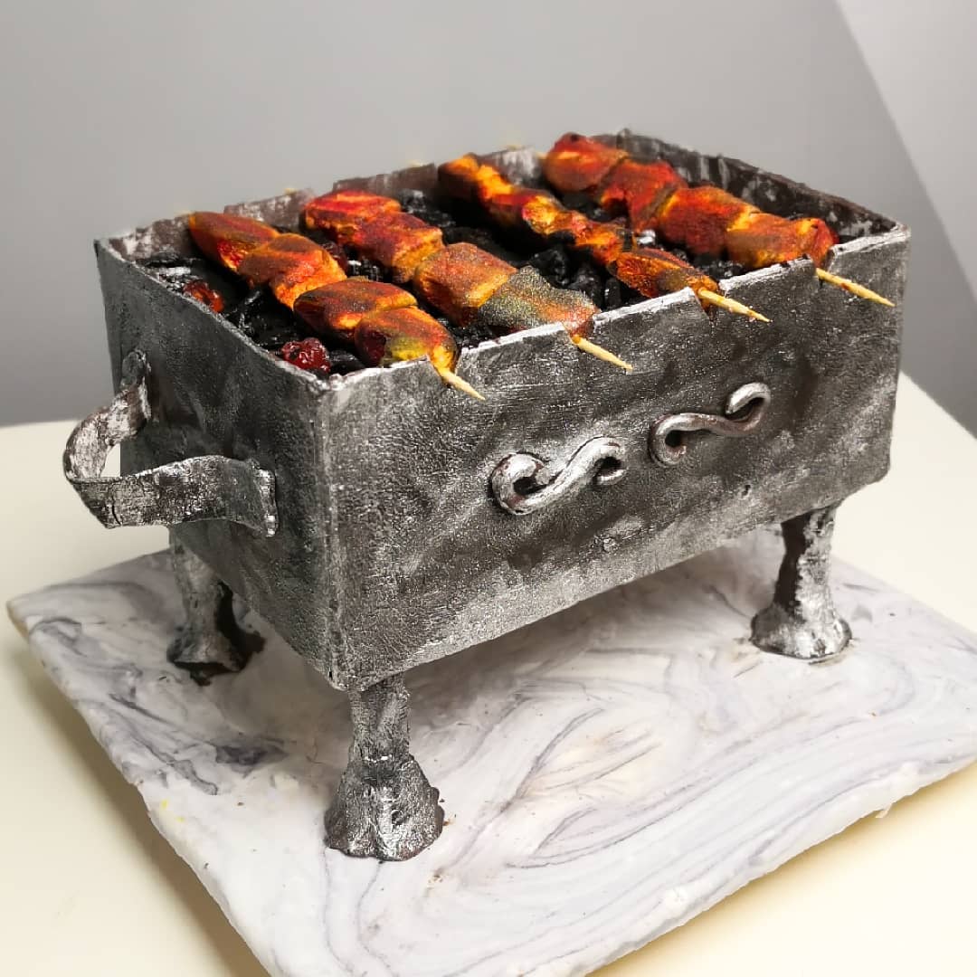 Познакомимся с жительницами региона, на кухне у которых определение «сладкой жизни» расцветает съедобными красками, обтекает топленым шоколадом и посыпается разноцветным конфетти. Внимание, умелые кондитеры презентуют свои необычные торты!