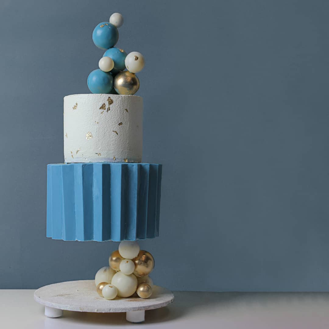 Познакомимся с жительницами региона, на кухне у которых определение «сладкой жизни» расцветает съедобными красками, обтекает топленым шоколадом и посыпается разноцветным конфетти. Внимание, умелые кондитеры презентуют свои необычные торты!