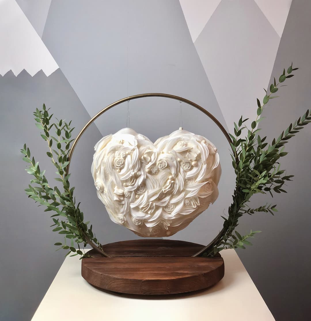 Познакомимся с жительницами региона, на кухне у которых определение «сладкой жизни» расцветает съедобными красками, обтекает топленым шоколадом и посыпается разноцветным конфетти. Внимание, умелые кондитеры презентуют свои необычные торты!