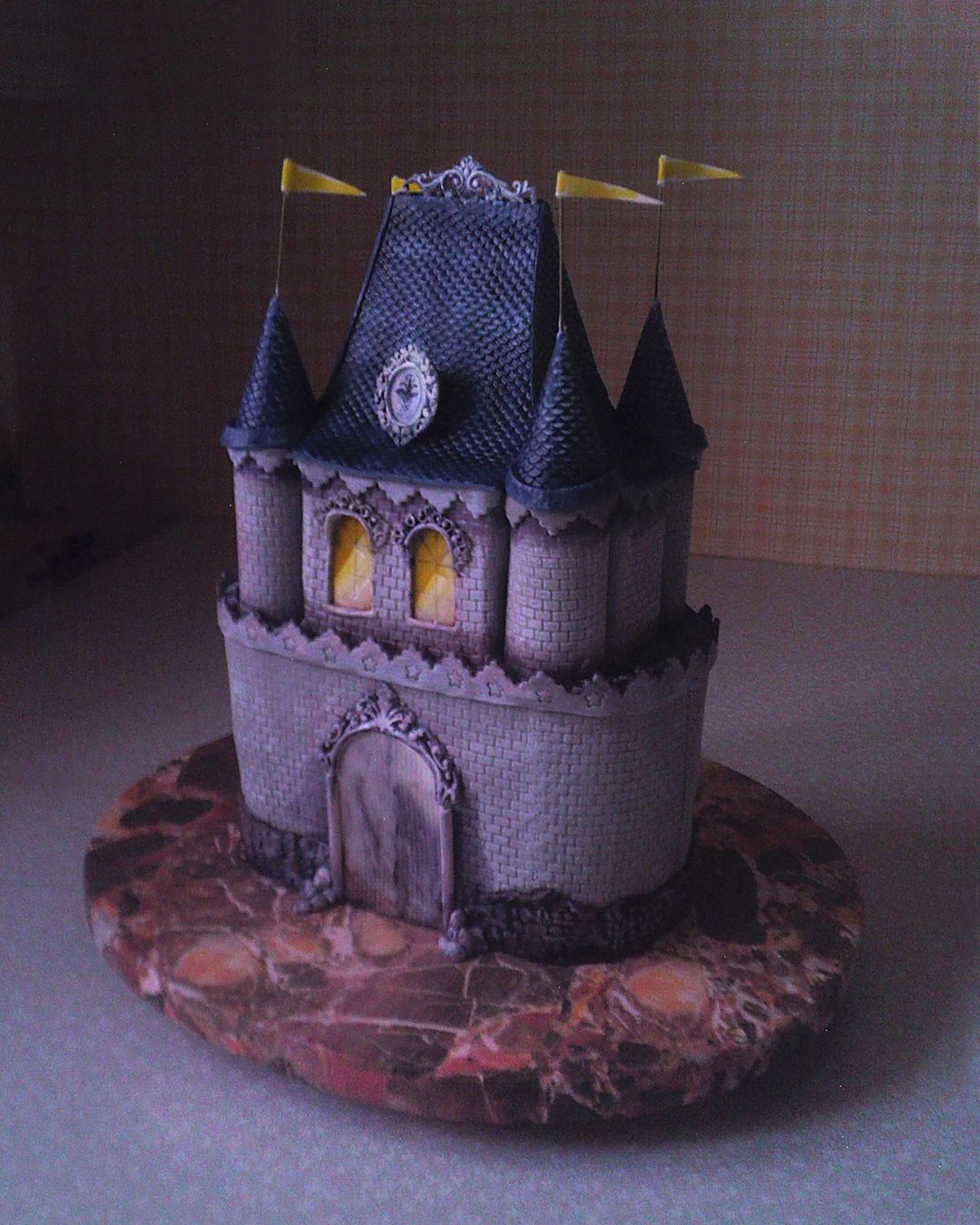 Познакомимся с жительницами региона, на кухне у которых определение «сладкой жизни» расцветает съедобными красками, обтекает топленым шоколадом и посыпается разноцветным конфетти. Внимание, умелые кондитеры презентуют свои необычные торты!