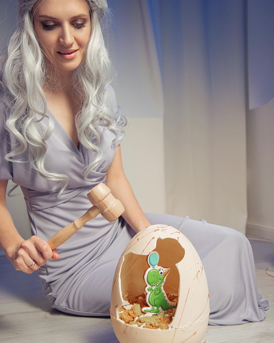 Познакомимся с жительницами региона, на кухне у которых определение «сладкой жизни» расцветает съедобными красками, обтекает топленым шоколадом и посыпается разноцветным конфетти. Внимание, умелые кондитеры презентуют свои необычные торты!