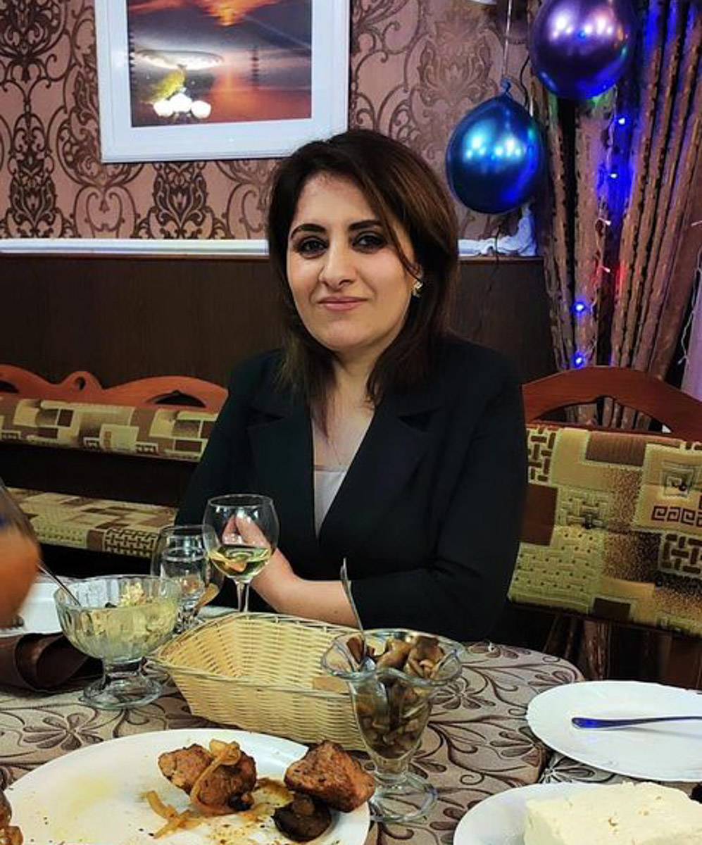 Познакомимся с жительницами региона, на кухне у которых определение «сладкой жизни» расцветает съедобными красками, обтекает топленым шоколадом и посыпается разноцветным конфетти. Внимание, умелые кондитеры презентуют свои необычные торты!