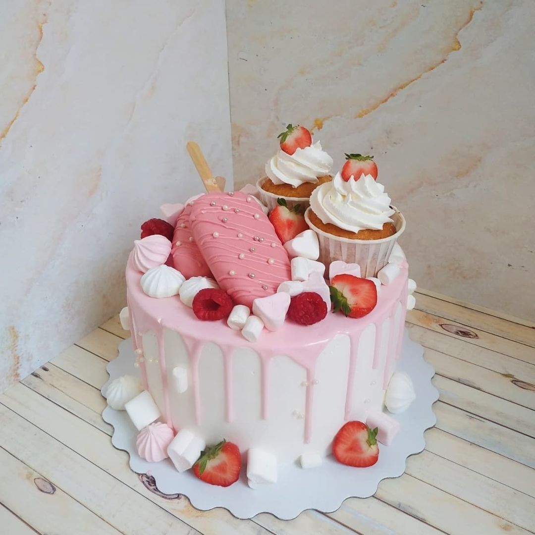 Познакомимся с жительницами региона, на кухне у которых определение «сладкой жизни» расцветает съедобными красками, обтекает топленым шоколадом и посыпается разноцветным конфетти. Внимание, умелые кондитеры презентуют свои необычные торты!