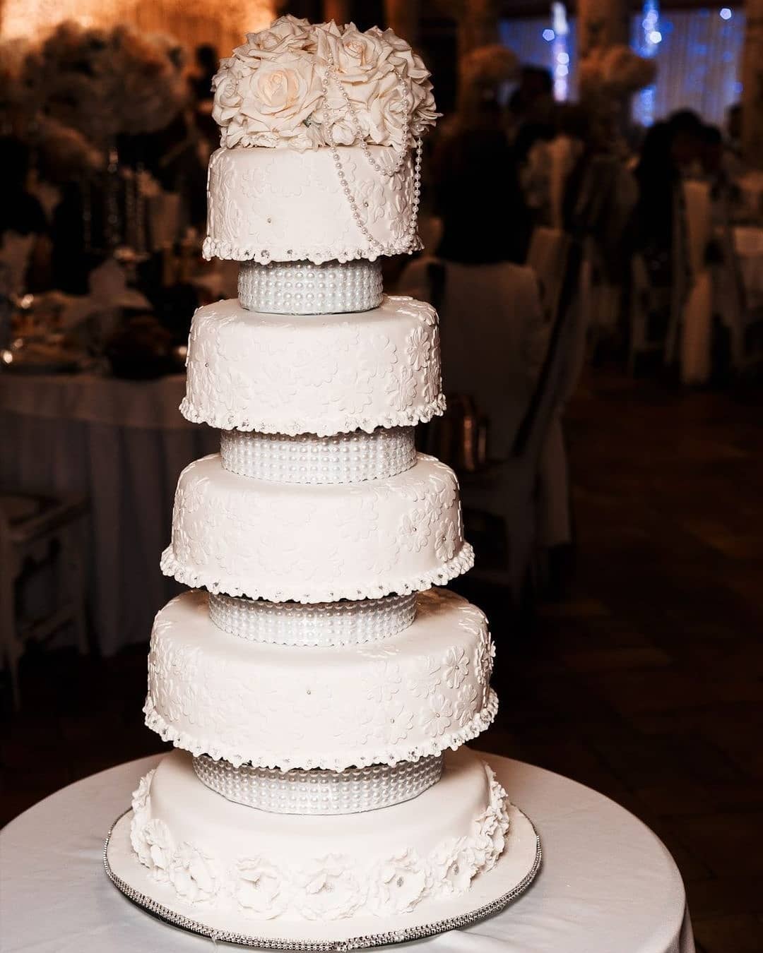 Познакомимся с жительницами региона, на кухне у которых определение «сладкой жизни» расцветает съедобными красками, обтекает топленым шоколадом и посыпается разноцветным конфетти. Внимание, умелые кондитеры презентуют свои необычные торты!