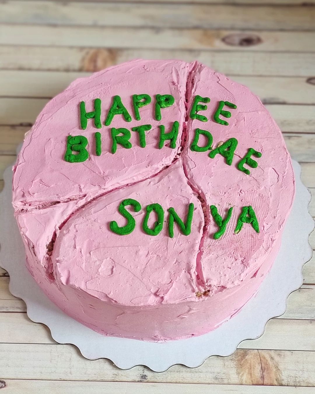 Познакомимся с жительницами региона, на кухне у которых определение «сладкой жизни» расцветает съедобными красками, обтекает топленым шоколадом и посыпается разноцветным конфетти. Внимание, умелые кондитеры презентуют свои необычные торты!