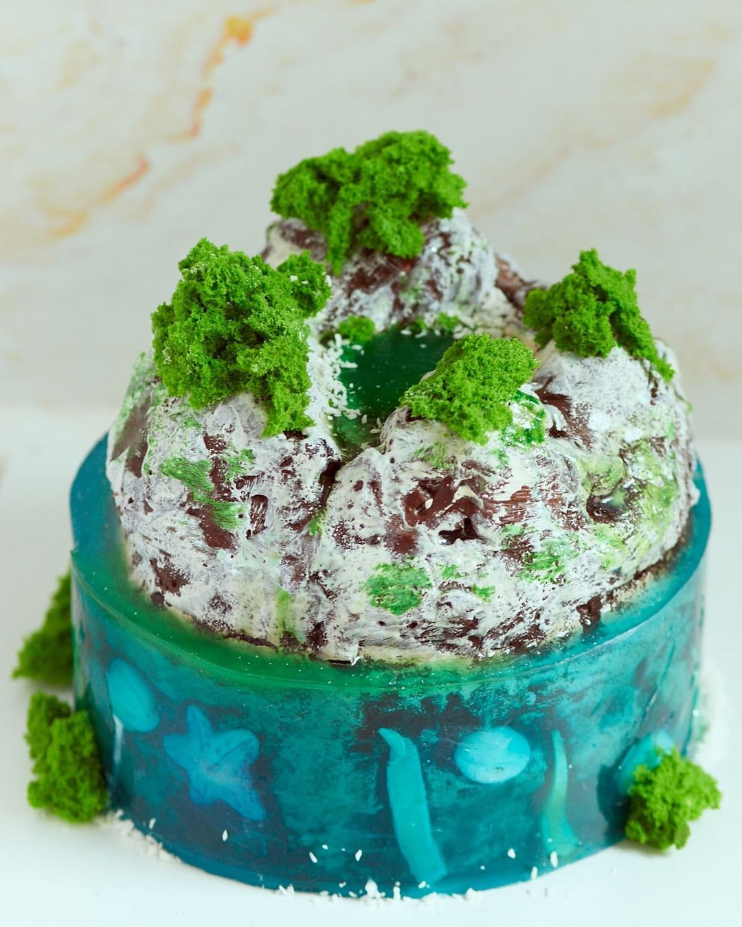 Познакомимся с жительницами региона, на кухне у которых определение «сладкой жизни» расцветает съедобными красками, обтекает топленым шоколадом и посыпается разноцветным конфетти. Внимание, умелые кондитеры презентуют свои необычные торты!