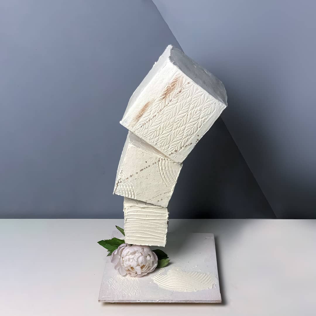 Познакомимся с жительницами региона, на кухне у которых определение «сладкой жизни» расцветает съедобными красками, обтекает топленым шоколадом и посыпается разноцветным конфетти. Внимание, умелые кондитеры презентуют свои необычные торты!