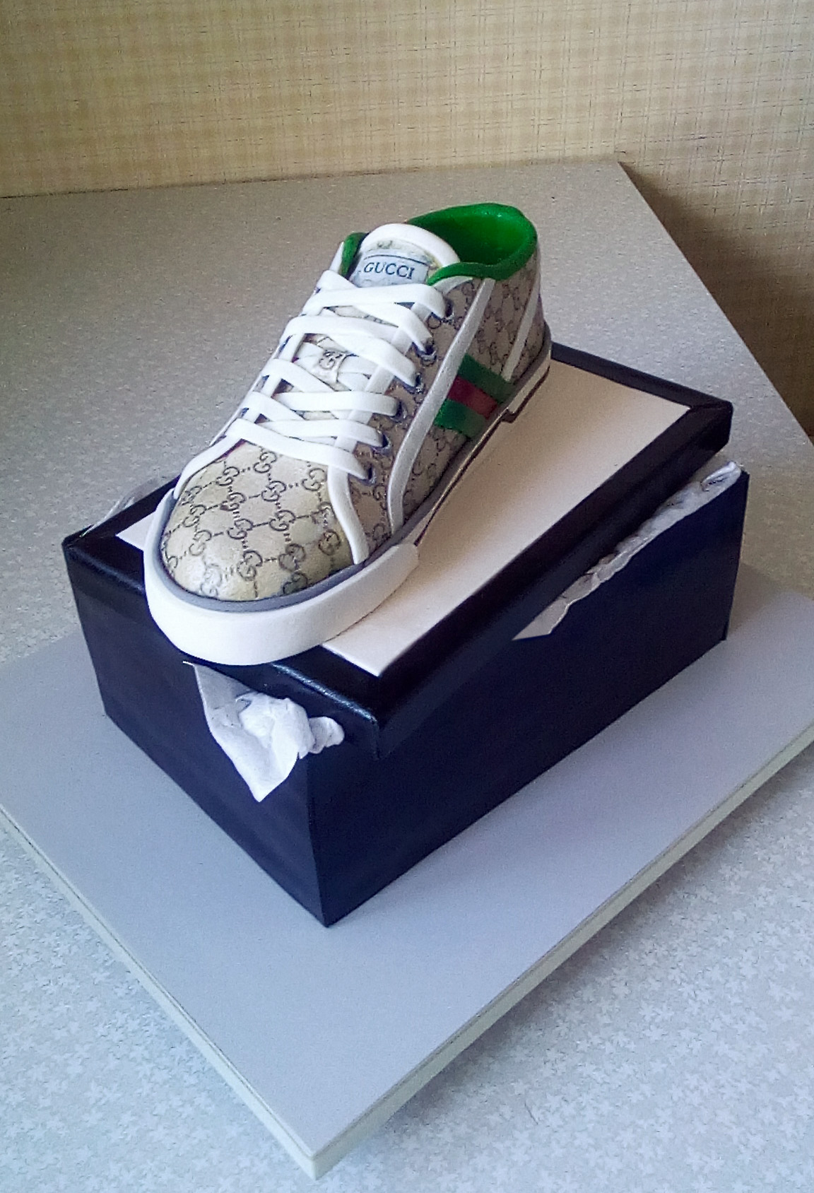 Познакомимся с жительницами региона, на кухне у которых определение «сладкой жизни» расцветает съедобными красками, обтекает топленым шоколадом и посыпается разноцветным конфетти. Внимание, умелые кондитеры презентуют свои необычные торты!