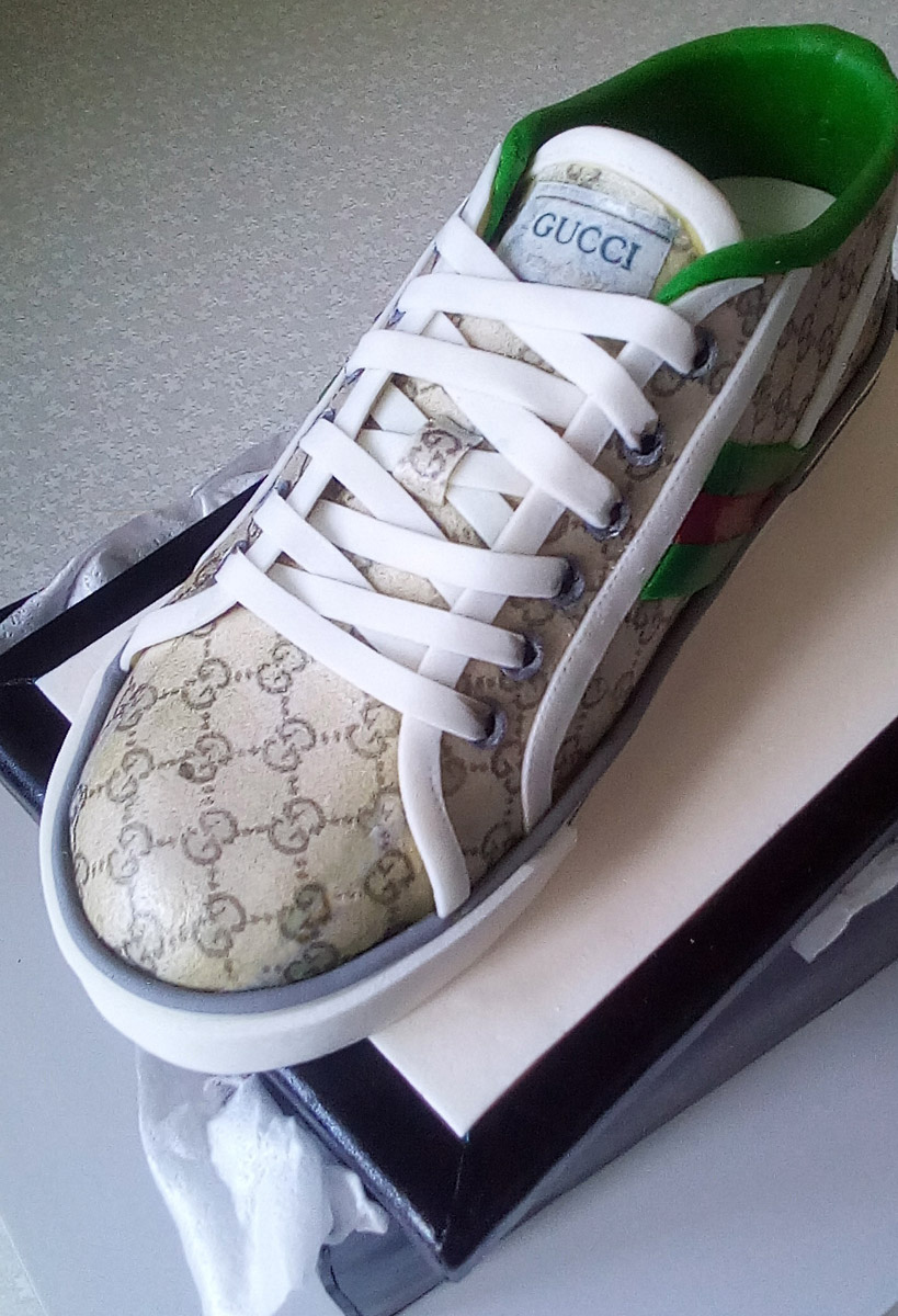 Познакомимся с жительницами региона, на кухне у которых определение «сладкой жизни» расцветает съедобными красками, обтекает топленым шоколадом и посыпается разноцветным конфетти. Внимание, умелые кондитеры презентуют свои необычные торты!