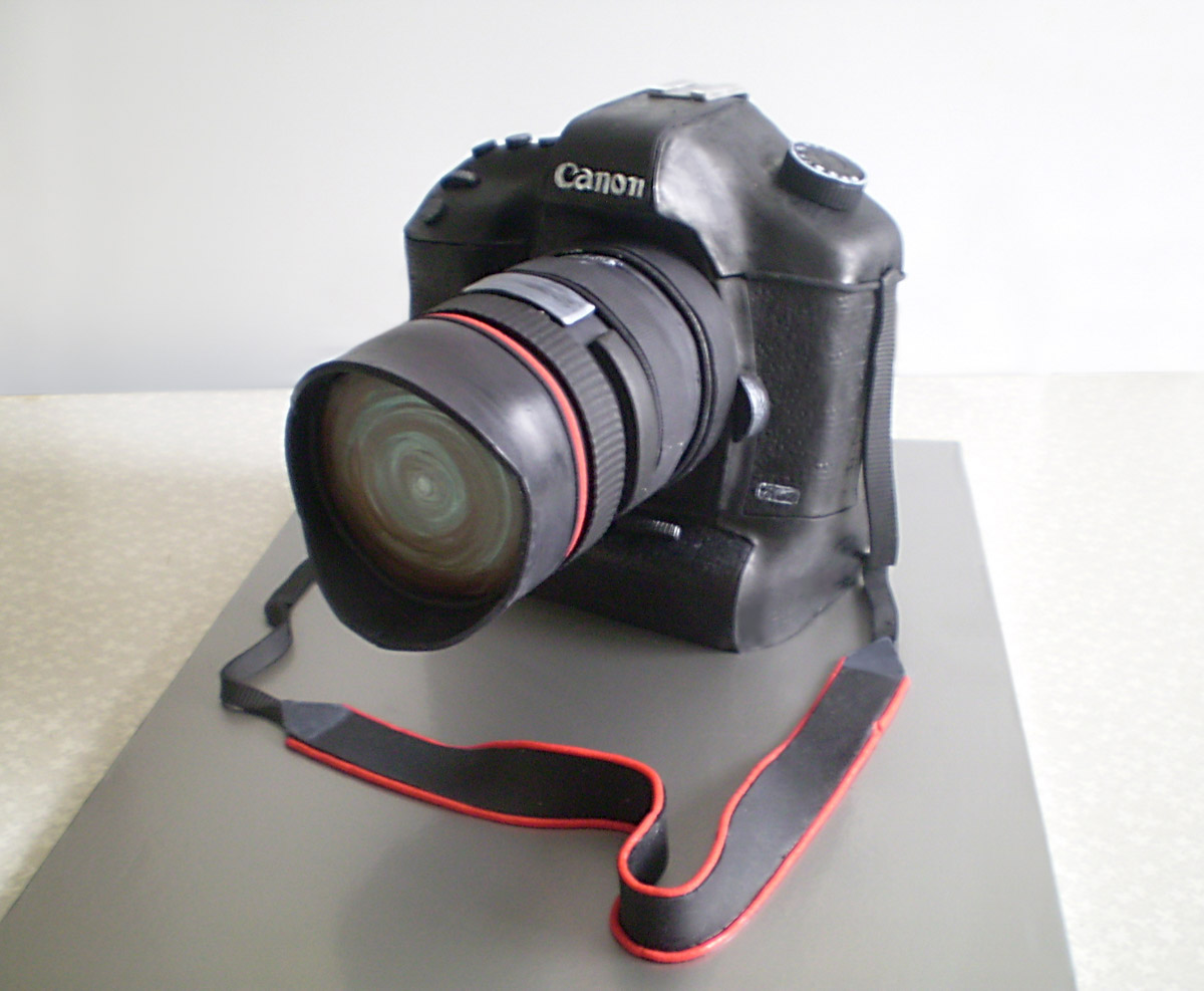 Познакомимся с жительницами региона, на кухне у которых определение «сладкой жизни» расцветает съедобными красками, обтекает топленым шоколадом и посыпается разноцветным конфетти. Внимание, умелые кондитеры презентуют свои необычные торты!